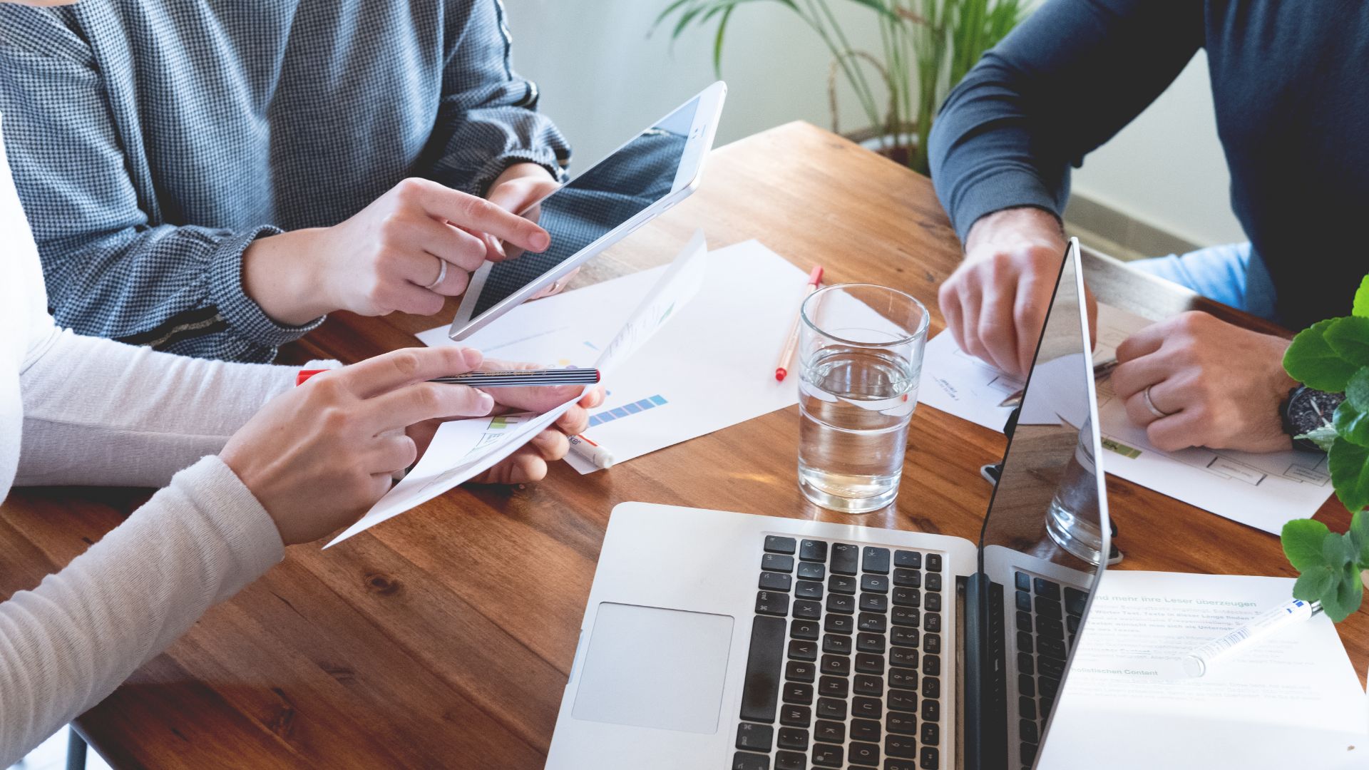 Wirtschaftlichkeit 1 6 Team bespricht Analyseergebnisse als Referenz für Wirtschaftlichkeit