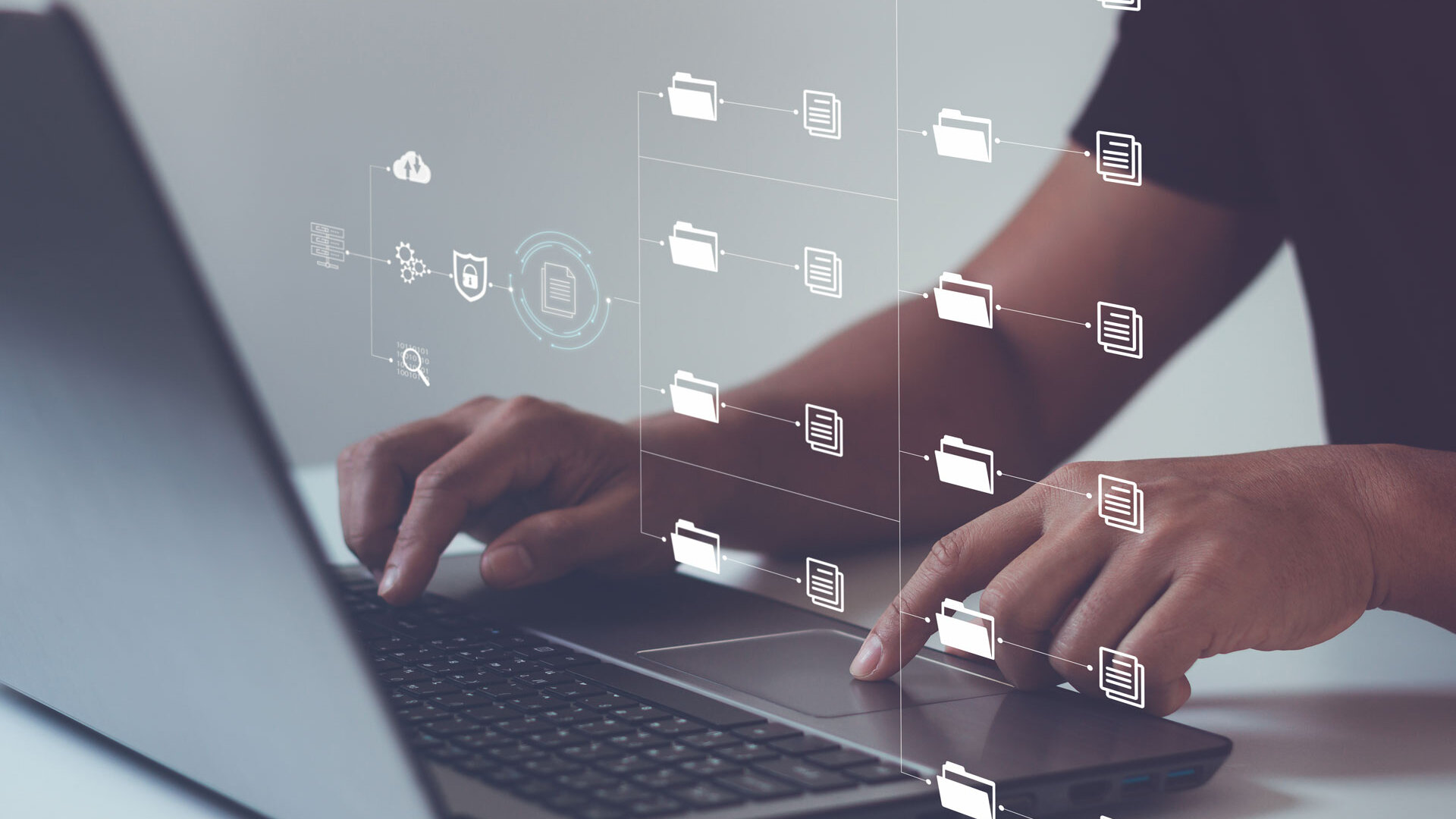 Loesung-Utility-Scale-Datenmanagement 4 Utility-Scale-Datenmanagement-Hologramm über einem Laptop